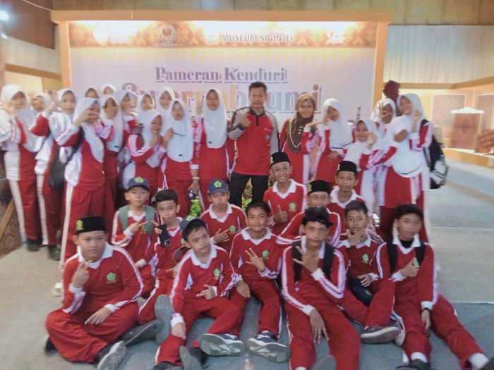 Studi Tour Edukatif MTsN 3 Kota Jambi: Mengenal Sejarah dan Budaya Lewat Kunjungan ke Museum Studi Tour Edukatif MTsN 3 Kota Jambi: Mengenal Sejarah dan Budaya Lewat Kunjungan ke Museum