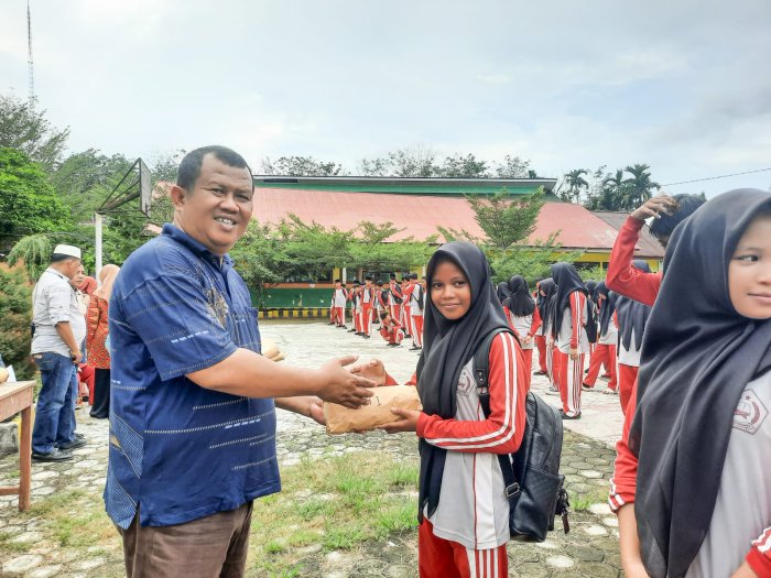 Apresiasi Gemilang! MTsN 1 Bungo Serahkan Hadiah kepada Para Juara SMART Ramadan 1447 H Apresiasi Gemilang! MTsN 1 Bungo Serahkan Hadiah kepada Para Juara SMART Ramadan 1447 H