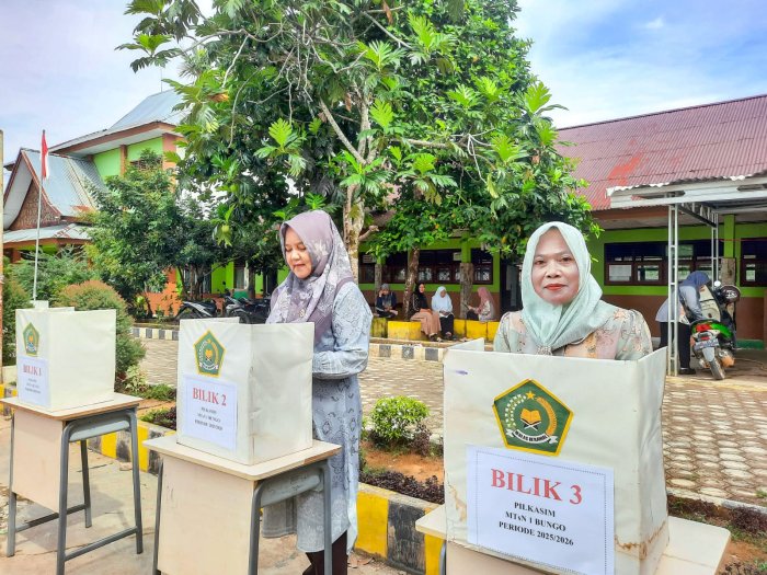Jadi Contoh Demokrasi Inklusif, Majelis Guru MTsN 1 Bungo Turut Berpartisipasi Sebagai Pemilih OSIM Jadi Contoh Demokrasi Inklusif, Majelis Guru MTsN 1 Bungo Turut Berpartisipasi Sebagai Pemilih OSIM