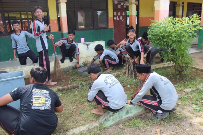 Kompak dan Cekatan, Tim Siswa Laki-Laki Bersihkan dan Rapikan Taman Kelas