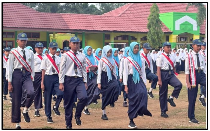 Tampil Luar Biasa, Tim Paskibra MTsN 1 Tebo Sukses Pukau Peserta Upacara Bendera Tampil Luar Biasa, Tim Paskibra MTsN 1 Tebo Sukses Pukau Peserta Upacara Bendera