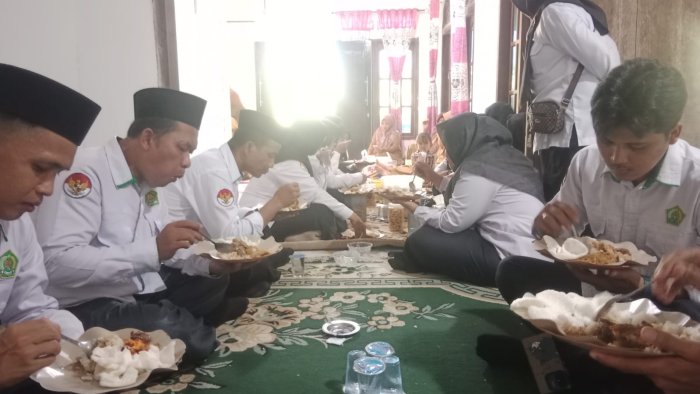 Langkah Baru ASN PPPK, Abdul Hamid dan Istri Rayakan Kelulusan Bersama Keluarga Besar MTsN 5 Tebo