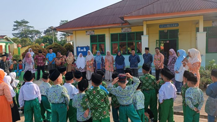 MATAMUDA MIN 4 Tebo Hari Kedua: Tema Cinta Ilmu, Tebak Nama Guru Hingga Peragaan Seragam Meriahkan Kegiatan MATAMUDA MIN 4 Tebo Hari Kedua: Tema Cinta Ilmu, Tebak Nama Guru Hingga Peragaan Seragam Meriahkan Kegiatan