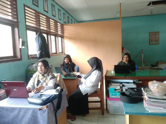 Dedikasi Tanpa Henti: Guru MTsN 1 Bungo Manfaatkan Waktu Luang untuk Selesaikan Administrasi Mengajar Dedikasi Tanpa Henti: Guru MTsN 1 Bungo Manfaatkan Waktu Luang untuk Selesaikan Administrasi Mengajar