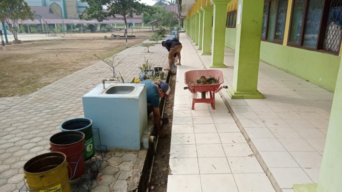Aksi Pagi di Hari Libur: Dua Pegawai MTsN 1 Batang Hari Ciptakan Madrasah Bersih dan Nyaman Aksi Pagi di Hari Libur: Dua Pegawai MTsN 1 Batang Hari Ciptakan Madrasah Bersih dan Nyaman