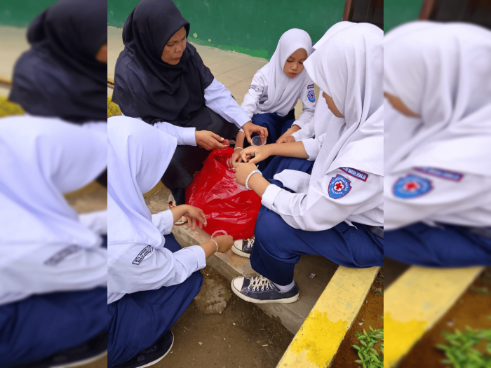 Siswa MTsN 2 Bungo Aktif Membuat Eco Brick Ramah Lingkungan