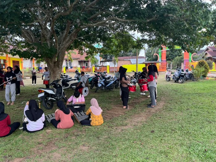 Tetap Semangat, Ekskul Drumband MAN 2 Tebo Gelar Latihan Rutin di Masa Libur Madrasah Tetap Semangat, Ekskul Drumband MAN 2 Tebo Gelar Latihan Rutin di Masa Libur Madrasah