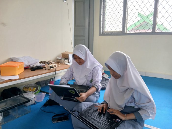 Nabila dan Inggit Raih Medali Perunggu dan Best Presentation di MYSCOM 2025 Nabila dan Inggit Raih Medali Perunggu dan Best Presentation di MYSCOM 2025