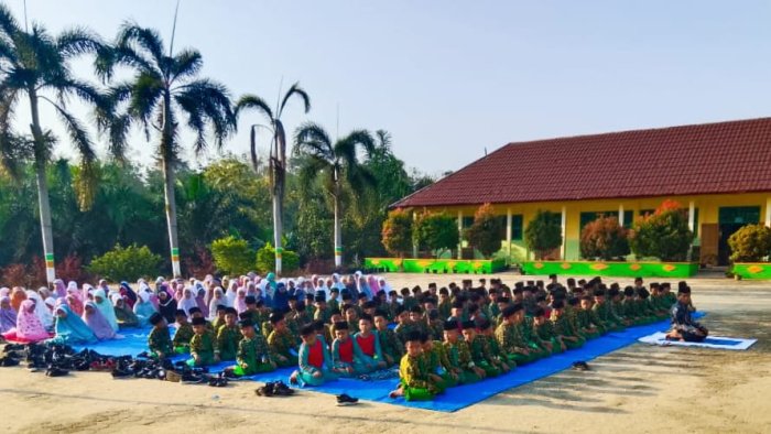 Shalat Dhuha Berjamaah di Halaman, Tertib Siswa MIN 4 Tebo Kian Meningkat meski Sesekali Masih Perlu Diingatkan