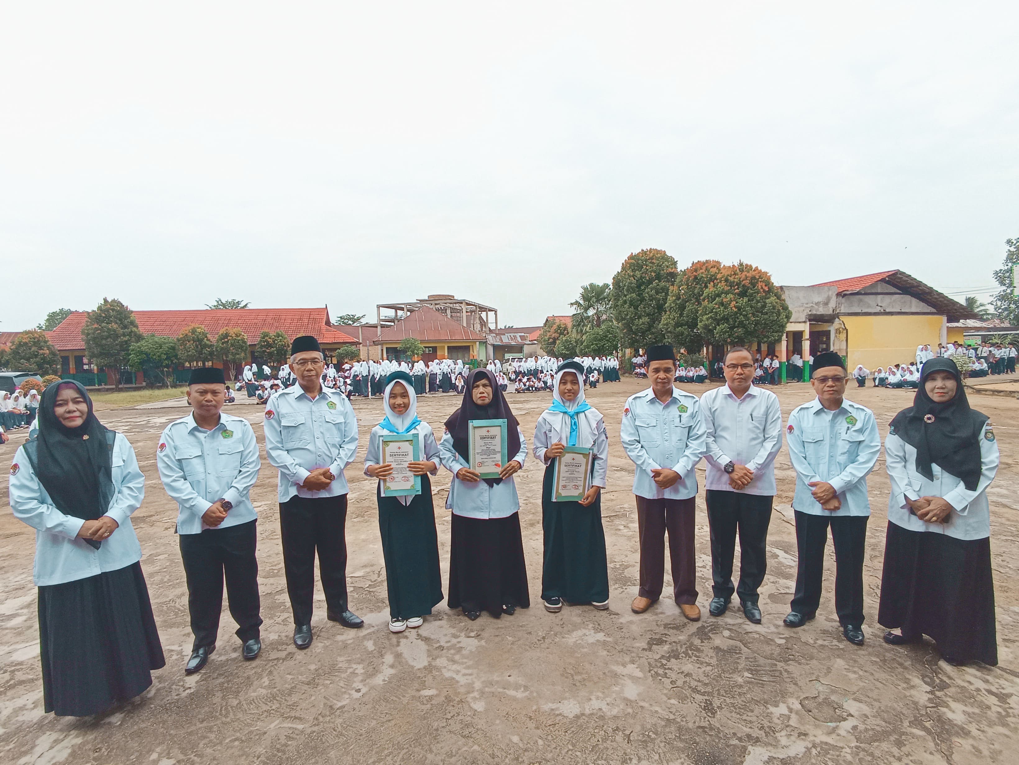 PENYERAHAN SERTIFIKAT PMR DI MTsN 2 BUNGO PENYERAHAN SERTIFIKAT PMR DI MTsN 2 BUNGO