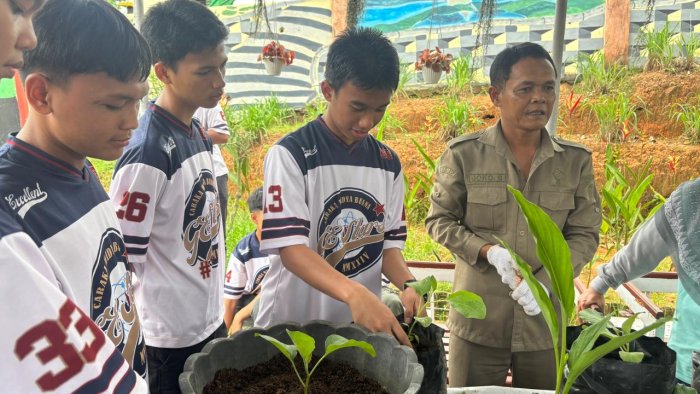 When Learning Gets Real: XI F1 MAN 2 Kota Jambi Terjun Langsung ke Dunia Pertanian Modern