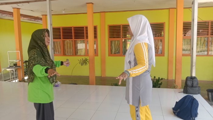Siswa MTsN 1 Tebo Latihan Dirigen dan Pianika untuk Upacara
