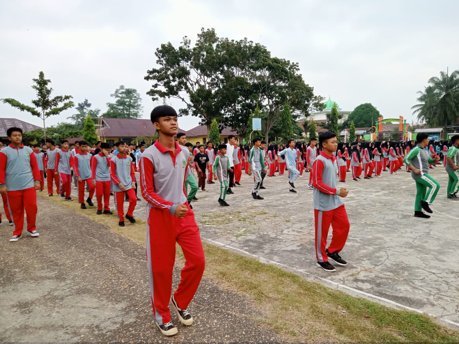 KELUARGA BESAR MAN 2 TEBO GELAR SENAM SEHAT PEMBIASAAN HIDUP BUGAR KELUARGA BESAR MAN 2 TEBO GELAR SENAM SEHAT PEMBIASAAN HIDUP BUGAR