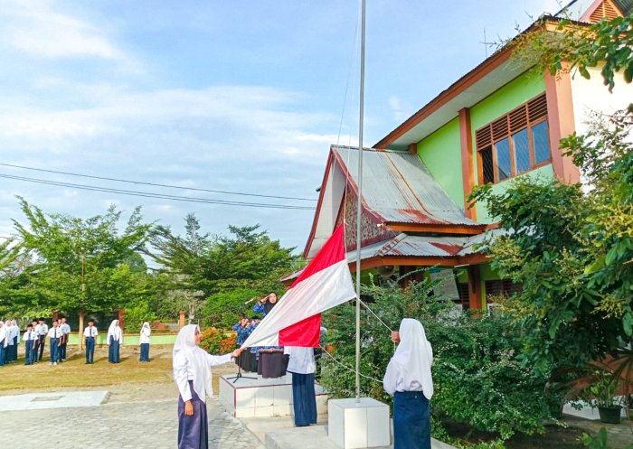 Tim Penggerek Bendera Kelas VIII A Tampil Percaya Diri di Upacara Hari Pahlawan