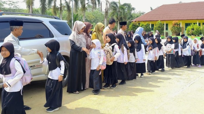 Saling Memaafkan Jelang Libur: Momen Salam-Salaman Guru dan Siswa MIN 4 Tebo di Lapangan Madrasah Saling Memaafkan Jelang Libur: Momen Salam-Salaman Guru dan Siswa MIN 4 Tebo di Lapangan Madrasah