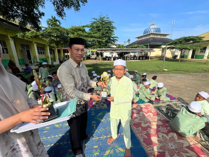 Torehkan Prestasi di AKSIOMA 2026, Kamad MIN 1 Muaro Jambi Bangga dan Beri Penghargaan ke Siswa Siswi