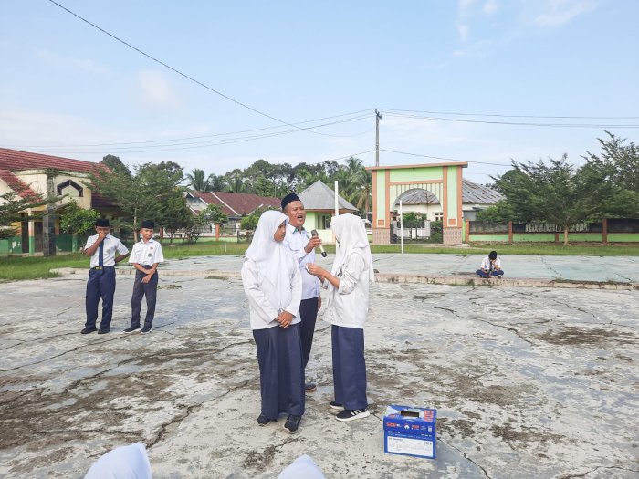 Hari Pertama Masuk, Semangat Baru! Kamad MTsN 1 Bungo Beri Motivasi Lewat Kotak Harapan Hari Pertama Masuk, Semangat Baru! Kamad MTsN 1 Bungo Beri Motivasi Lewat Kotak Harapan