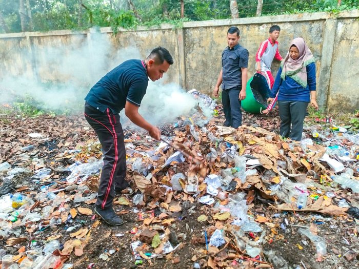 Semangat Pak Nanda! Bersihkan Tumpukan Sampah di MTsN 1 Bungo