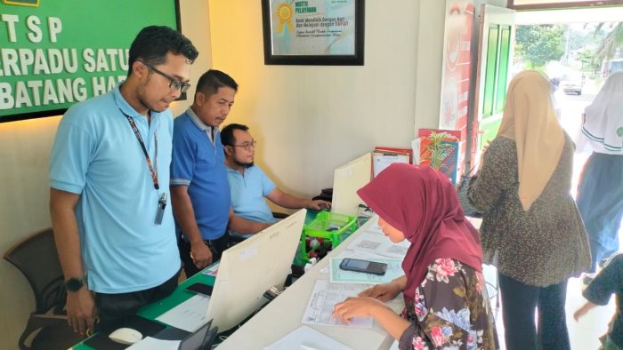 Kawal Detik-Detik Akhir Pendaftaran, Kepala TU MTsN 1 Batang Hari Pantau Langsung Pelayanan Operator PMBM
