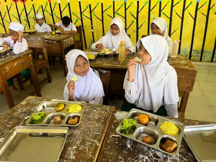 Dihari Senin 15 - 12 - 2025 Menu Bergizi Hiasi Program Dari Bapak Presiden Prabowo Makan Bergizi Gratis (Mbg) Dihari Senin 15 - 12 - 2025 Menu Bergizi Hiasi Program Dari Bapak Presiden Prabowo Makan Bergizi Gratis (Mbg)