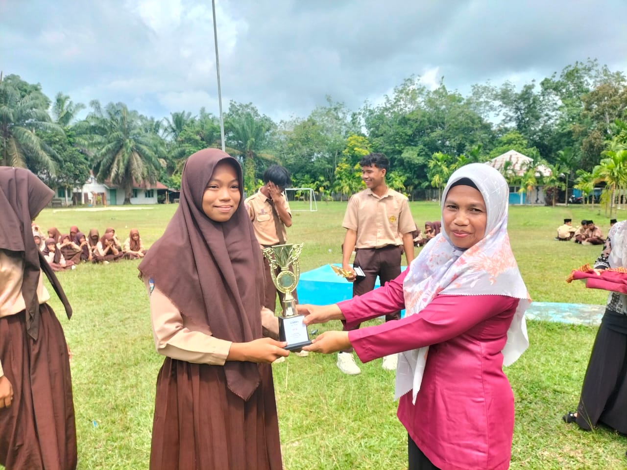 MTSN 5 TEBO GELAR PENYERAHAN HADIAH CLASS MEETING DAN PEMBERIAN RAPORT SEMESTER GANJIL MTSN 5 TEBO GELAR PENYERAHAN HADIAH CLASS MEETING DAN PEMBERIAN RAPORT SEMESTER GANJIL