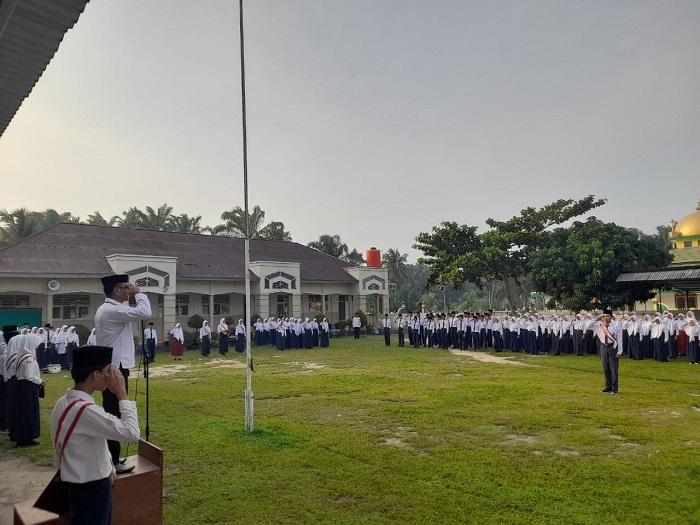PENYEMATAN TANDA PESERTA, MTsN 7 MUARO JAMBI LAKSANAKAN MASA TAARUF SISWA BARU (MATSAMA) TAHUN PELAJARAN 2024/2025 PENYEMATAN TANDA PESERTA, MTsN 7 MUARO JAMBI LAKSANAKAN MASA TAARUF SISWA BARU (MATSAMA) TAHUN PELAJARAN 2024/2025