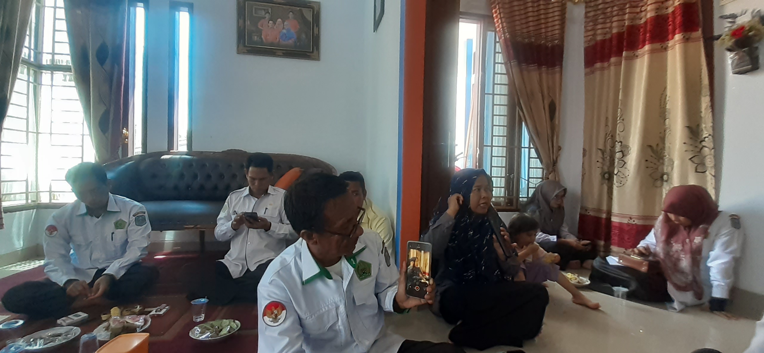 MTsN 1 Merangin Takziah di Rumah Ibu Afni Musra MTsN 1 Merangin Takziah di Rumah Ibu Afni Musra