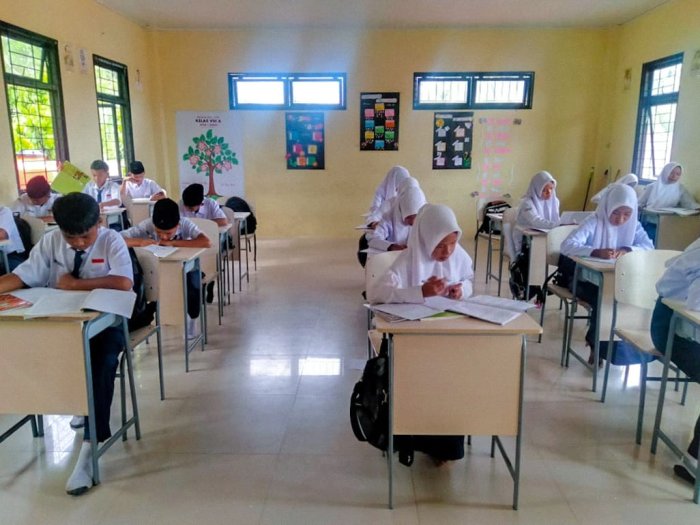 Tampak Semangat dan Serius, Siswa Kelas 8 Pelajari Getaran dan Gelombang