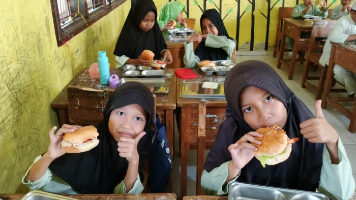 Siswa Siswi MIN 1 Muaro Jambii Nikmati Menu Mbg Roti Burger dari Program Mbg Dari Presiden Siswa Siswi MIN 1 Muaro Jambii Nikmati Menu Mbg Roti Burger dari Program Mbg Dari Presiden
