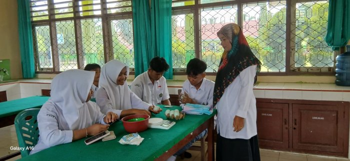 Kreatif dan Edukatif! Siswa Kelas XA Praktik PKWU Olah Telur Asin Bersama Ibu Ulia Munzana, S.Pd Kreatif dan Edukatif! Siswa Kelas XA Praktik PKWU Olah Telur Asin Bersama Ibu Ulia Munzana, S.Pd