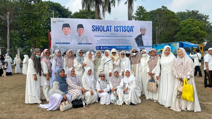 Ikhtiar di Tengah Kabut Asap, MTsN 1 Kota Jambi Hadiri Sholat Istisqo