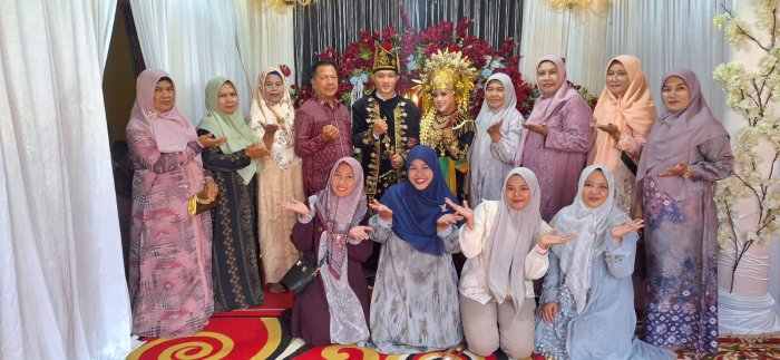 Kepala MAN 2 Bungo Bersama Rombongan Guru Hadiri Pesta Pernikahan Anak Pengawas Madrasah Kepala MAN 2 Bungo Bersama Rombongan Guru Hadiri Pesta Pernikahan Anak Pengawas Madrasah