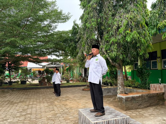 Upacara Bendera Hari Senin di MAN 2 Bungo: Wujudkan Disiplin dan Tanggung Jawab sebagai Karakter Peserta Didik Upacara Bendera Hari Senin di MAN 2 Bungo: Wujudkan Disiplin dan Tanggung Jawab sebagai Karakter Peserta Didik