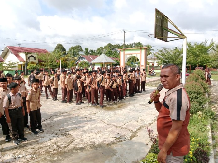 Sambut Penerimaan Rapor, Peserta Didik MTsN 1 Bungo Gelar Giat Bersih dan Indah Madrasah Sambut Penerimaan Rapor, Peserta Didik MTsN 1 Bungo Gelar Giat Bersih dan Indah Madrasah