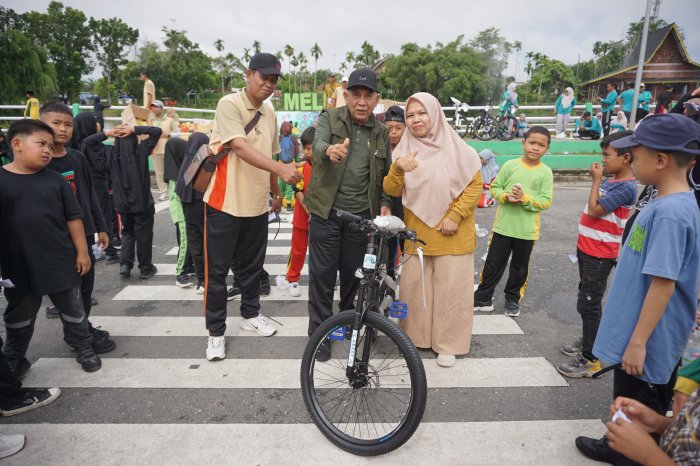 Kebahagiaan di Tengah Semarak HAB, Guru MTsN 1 Batang Hari Memenangkan Hadiah Utama doorprize