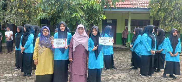 Kepala MAN 2 Bungo Serahkan Langsung Piagam Juara Umum kepada Siswa Berprestasi