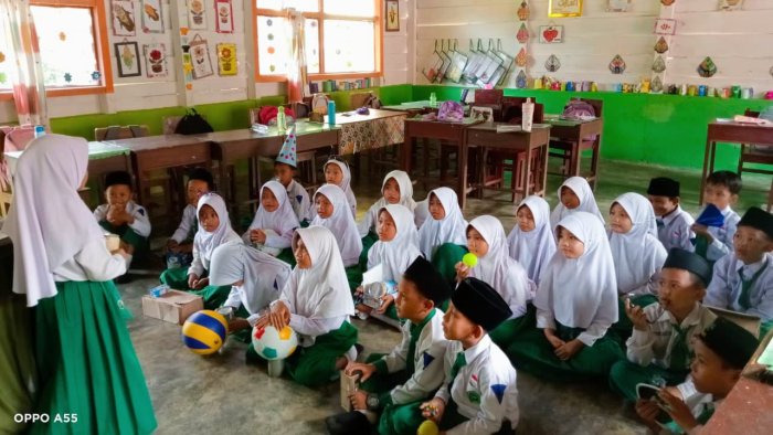 Belajar Bangun Ruang, Siswa Kelas 2B MIN 4 Tebo Bawa Benda dari Rumah