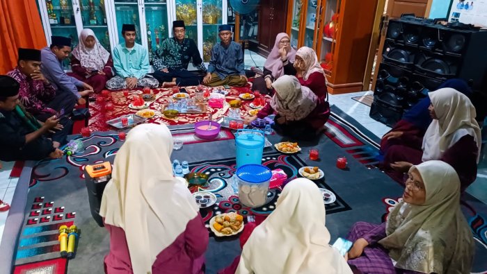Buka Bersama Keluarga MIN 4 Tebo: Mempererat Silaturahmi di Tengah Derasnya Hujan Buka Bersama Keluarga MIN 4 Tebo: Mempererat Silaturahmi di Tengah Derasnya Hujan