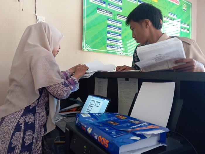 Siswa Kelas XII MAN 2 Bungo Klarifikasi Data Verval PD kepada Operator MAN 2 Bungo Siswa Kelas XII MAN 2 Bungo Klarifikasi Data Verval PD kepada Operator MAN 2 Bungo