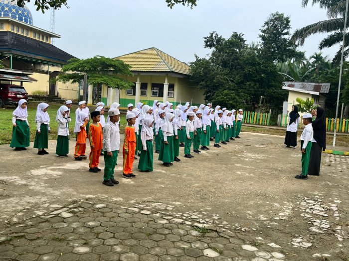Biasakan Karakter Positif, Apel Pagi di MIN 1 Muaro Jambi Dipimpin Majelis Guru Nurhidayati, S.Pd.I
