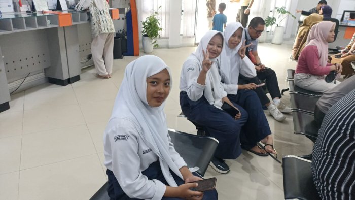 Siswi MTsN 2 Bungo Terima Dana PIP di BRI Bungo Siswi MTsN 2 Bungo Terima Dana PIP di BRI Bungo