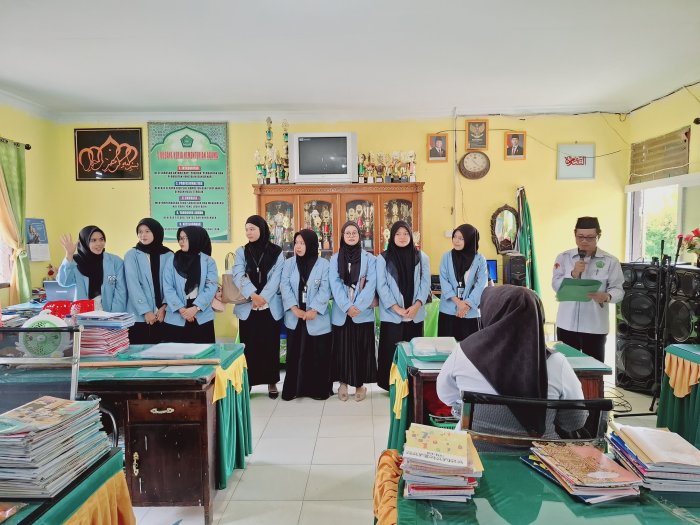 Pererat Silaturahmi, Mahasiswa PPL Yasni Bungo Perkenalkan Diri ke Guru MTsN 2 Bungo Pilihan Judul Pererat Silaturahmi, Mahasiswa PPL Yasni Bungo Perkenalkan Diri ke Guru MTsN 2 Bungo Pilihan Judul
