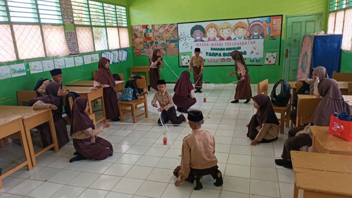 Problem Based Learning dan Game Tali Botol Kuatkan Nilai Kerjasama di Kelas 5B MIN 4 Tebo Problem Based Learning dan Game Tali Botol Kuatkan Nilai Kerjasama di Kelas 5B MIN 4 Tebo