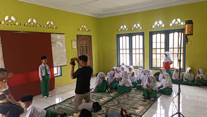 Lengkapi Identitas Rapor, Siswa Kelas 1 MIN 4 Tebo Ikuti Sesi Pemotretan Pas Foto Lengkapi Identitas Rapor, Siswa Kelas 1 MIN 4 Tebo Ikuti Sesi Pemotretan Pas Foto