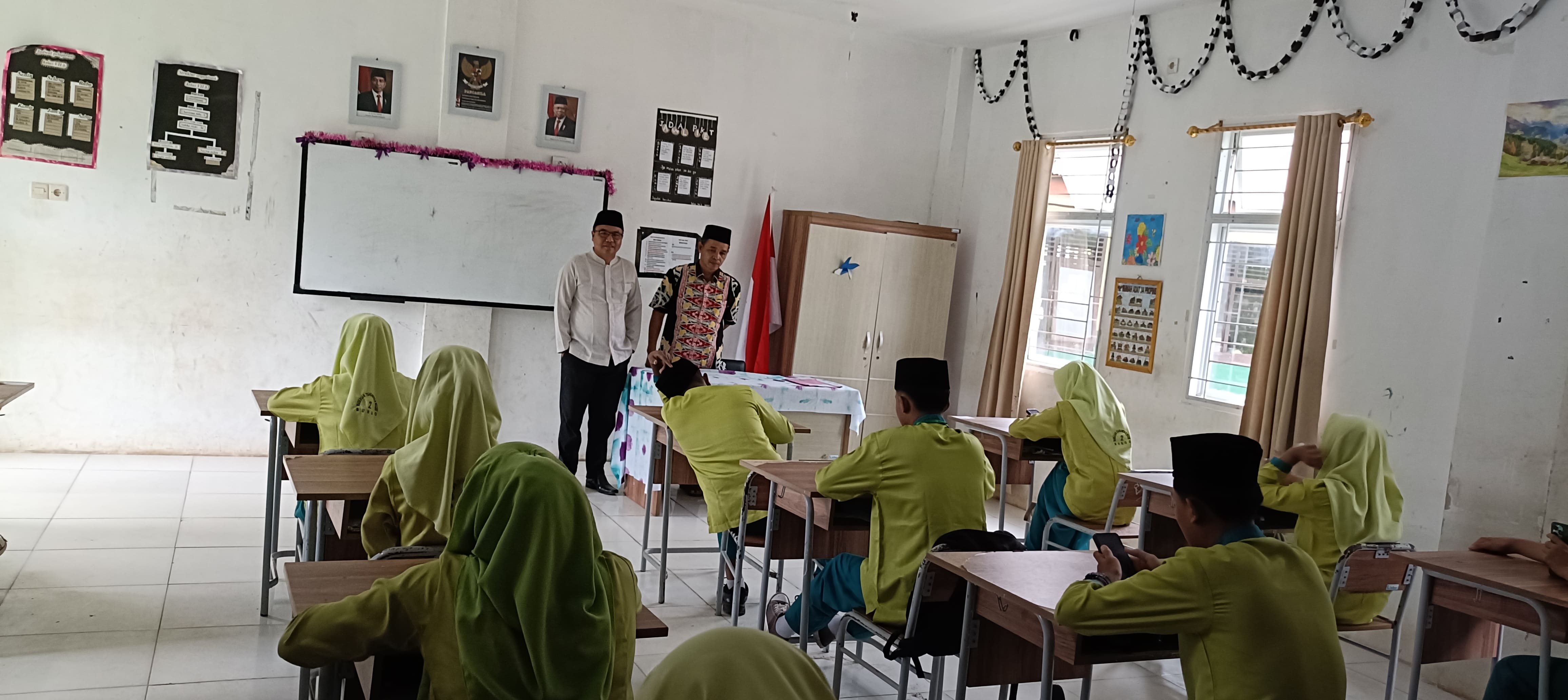 KEPALA MADRASAH DAN KAUR TU MTsN 2 BUNGO LAKUKAN MONITORING UJIAN ASESMEN MADRASAH KEPALA MADRASAH DAN KAUR TU MTsN 2 BUNGO LAKUKAN MONITORING UJIAN ASESMEN MADRASAH