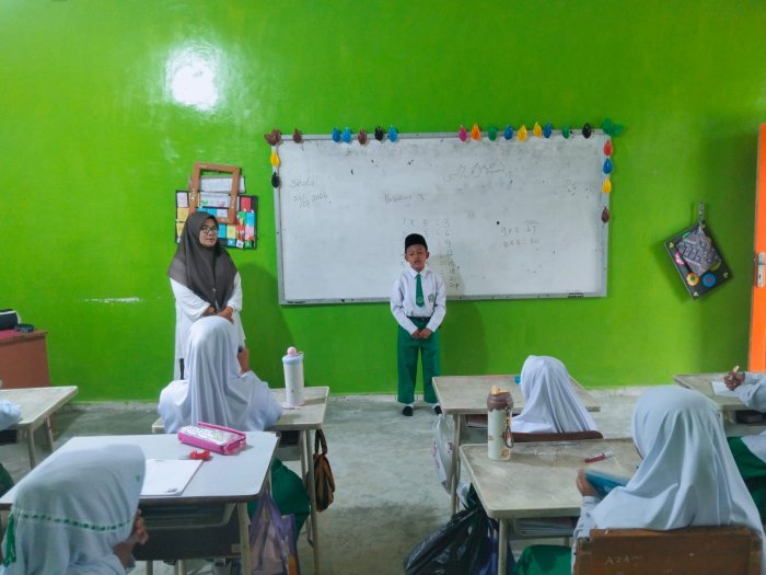 Ibu Uliya, S.Pd.I Ulangi Materi Perkalian Permudah Belajar Matematika Murid Kelas 3A
