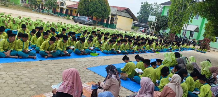 Kelas VII E Sukses Menjadi Petugas Yasinan Jumat di MTsN 2 Bungo