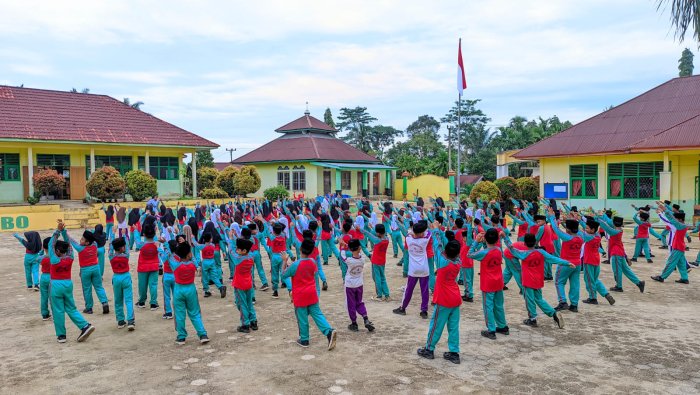 Senam Pagi di Hari Terakhir ASAS Kembalikan Semangat Siswa MIN 4 Tebo Senam Pagi di Hari Terakhir ASAS Kembalikan Semangat Siswa MIN 4 Tebo