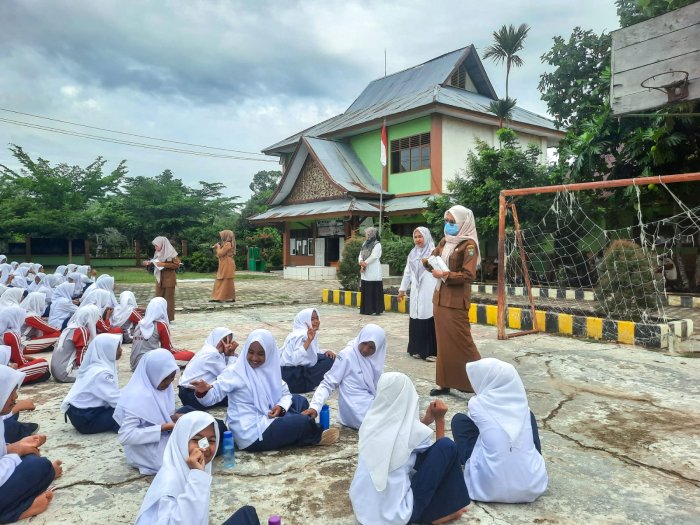 Penyerahan Tablet Tambah Darah di MTsN 1 Bungo: Upaya Puskesmas Muko-Muko Bathin VII Atasi Anemia Remaja Putri Penyerahan Tablet Tambah Darah di MTsN 1 Bungo: Upaya Puskesmas Muko-Muko Bathin VII Atasi Anemia Remaja Putri