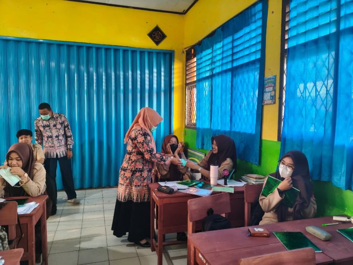 Peduli Kesehatan Siswa, TU MAN 2 TEBO Bagikan 300 Masker Bantuan BKPRMI Kabupaten Tebo